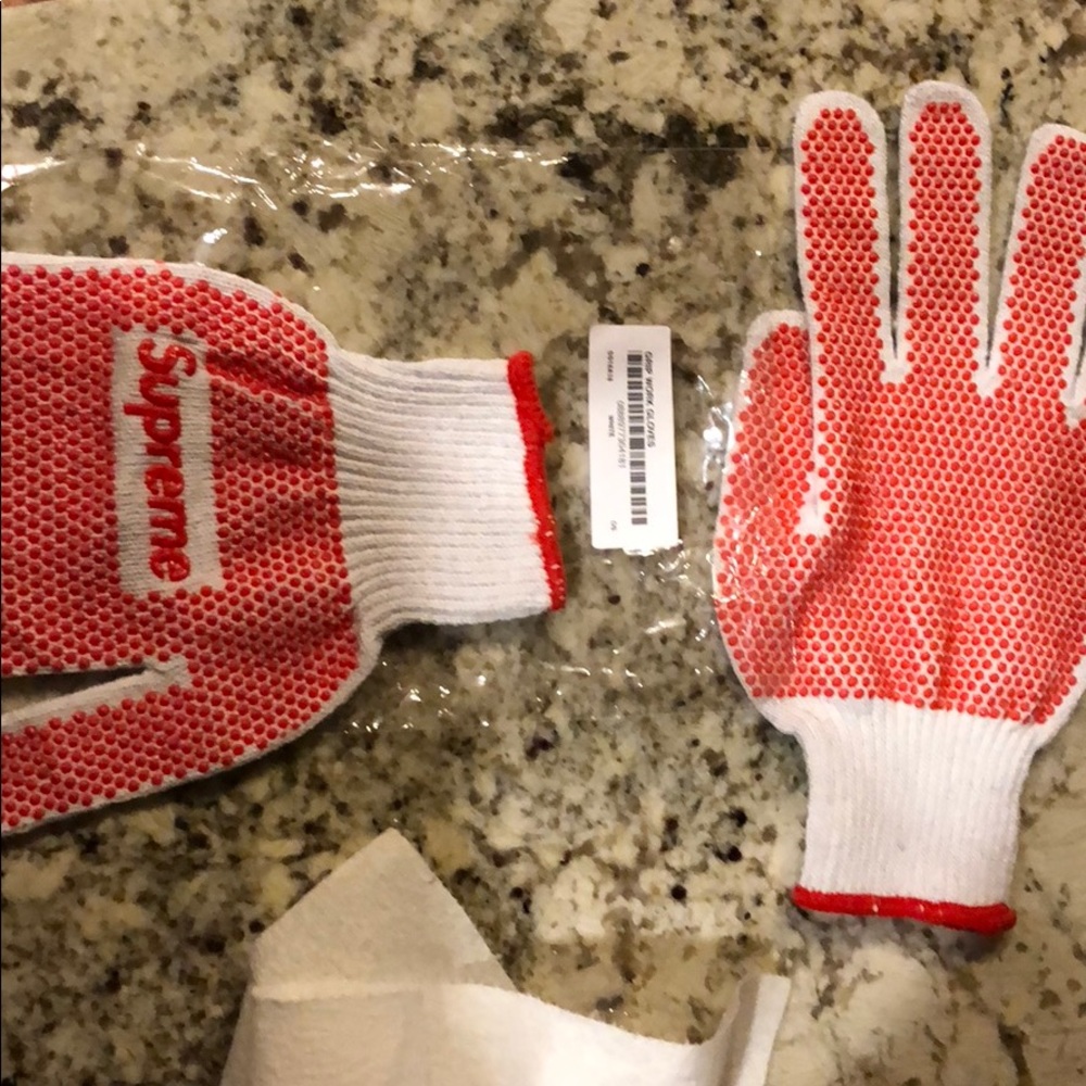NWT never worn supreme grip/work gloves